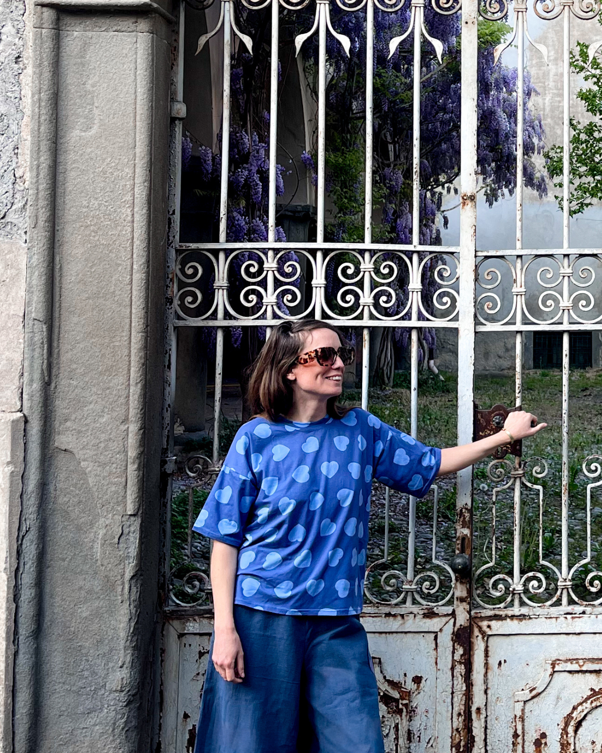 !! NEW !! Women : Le T-shirt Ursula à coeurs bleus – Image 2