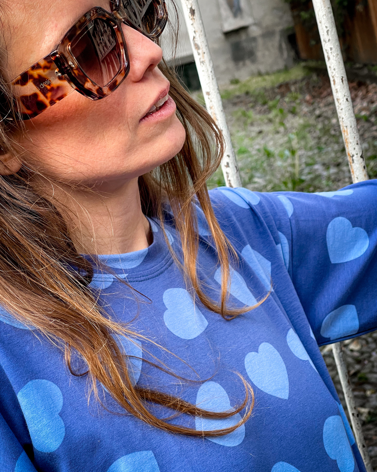!! NEW !! Women : Le T-shirt Ursula à coeurs bleus – Image 3